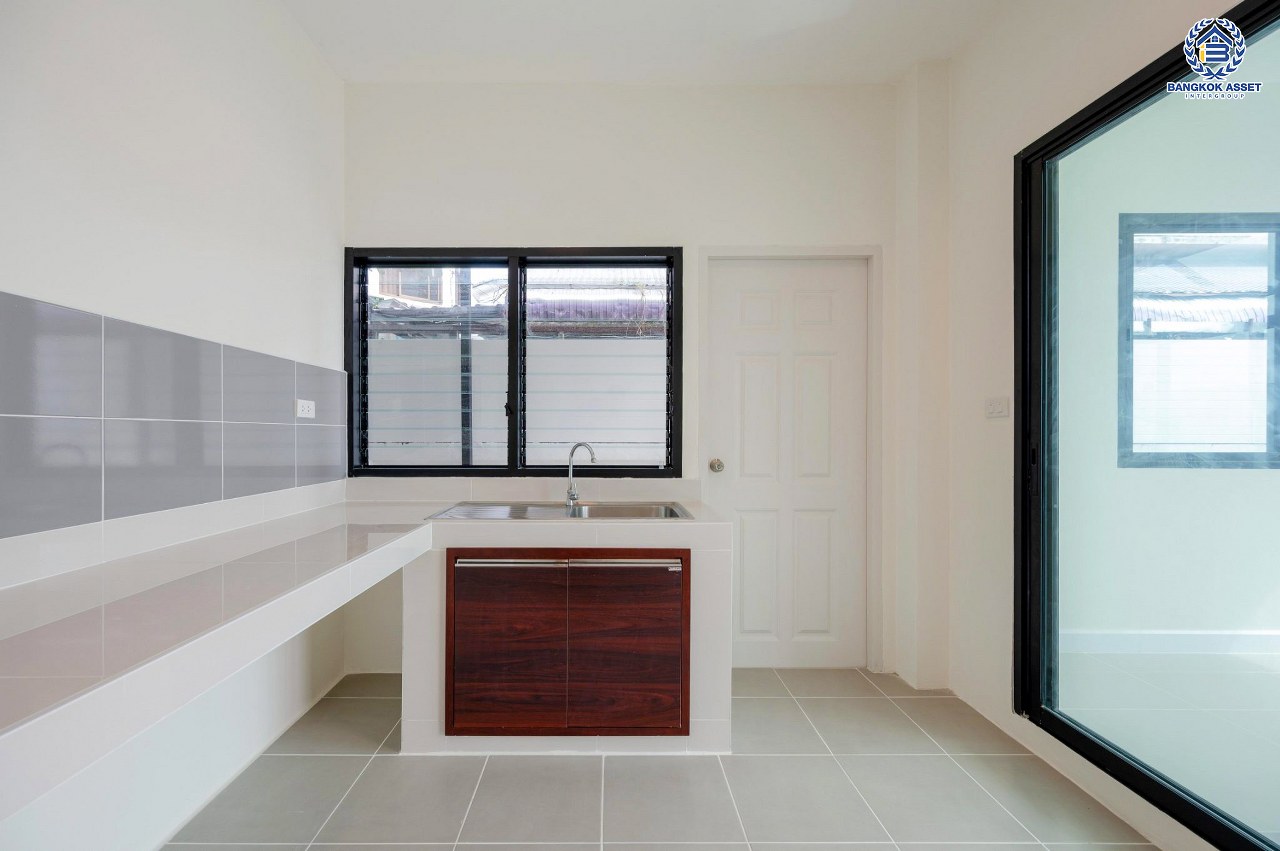 บ้านมือสองตกแต่งใหม่ โครงการ ปฐวีกาญจน์ ประชาชื่น-แจ้งวัฒนะ ทำเลโซนเมือง ดีไซน์สุด Classic ใกล้เซ็นทรัลแจ้งวัฒนะ สนามบินดอนเมือง เดินทางสู่ใจกลางเมืองได้อย่างรวดเร็วด้วย ทางด่วน"ศรีสมาน" และรถไฟฟ้าสายสีชมพู "สถานีเมืองทองธานี" บนเนื้อที่ 61.6 ตร.ว. ฟังก์ชัน 3 ห้องนอน 4 ห้องน้ำ 1 ห้องแม่บ้านพร้อมห้องน้ำ จอดรถได้ 2 คัน